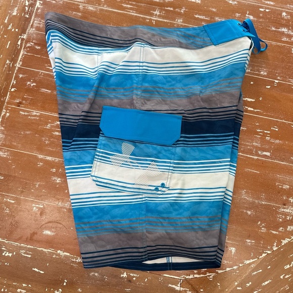 Under Armour Men’s Blue and White Board Shorts Quick-Dry Swimwear- Size 38 - Picture 3 of 7